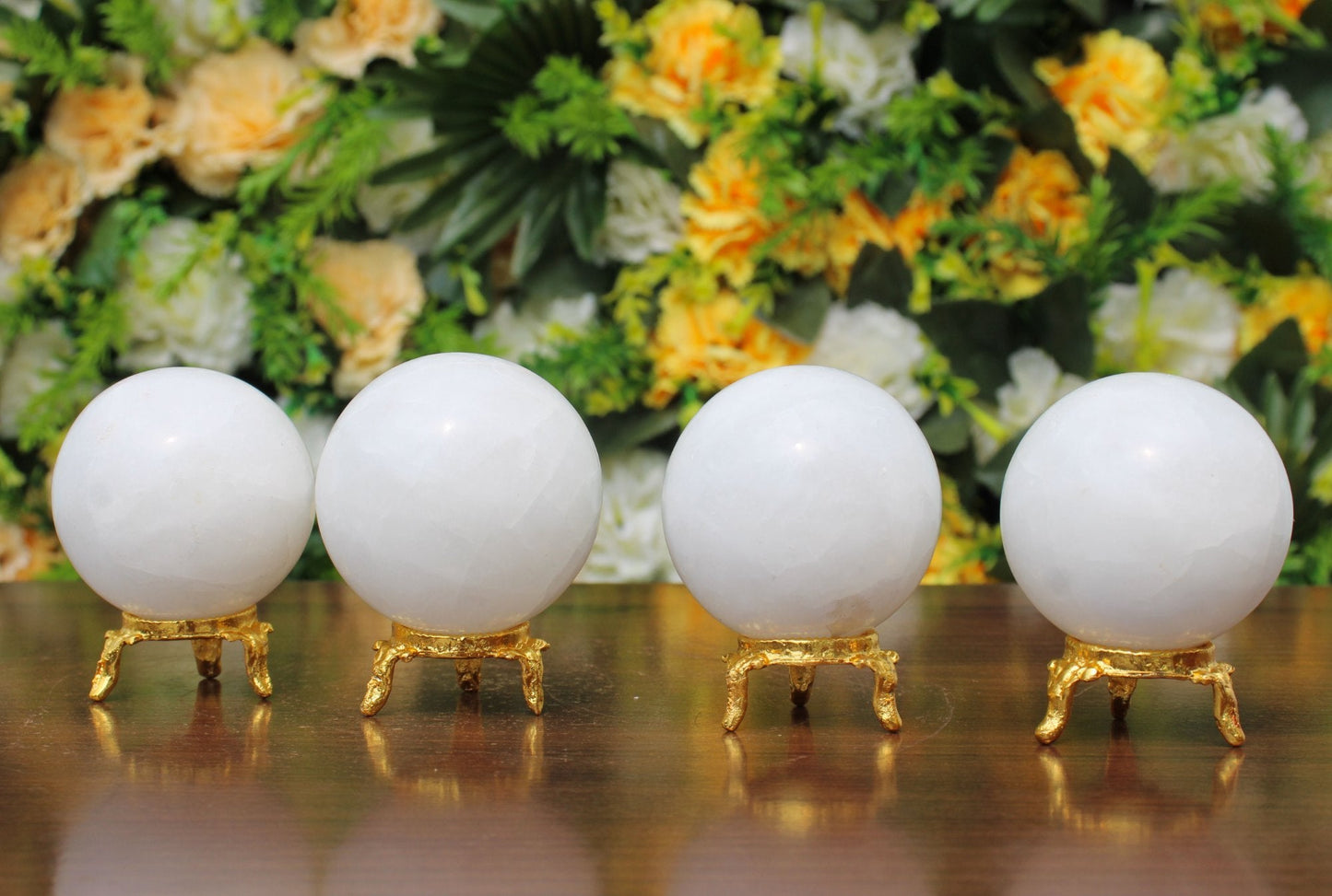 White Aventurine Sphere Ball : 4 to 5 cm with Golden Stand