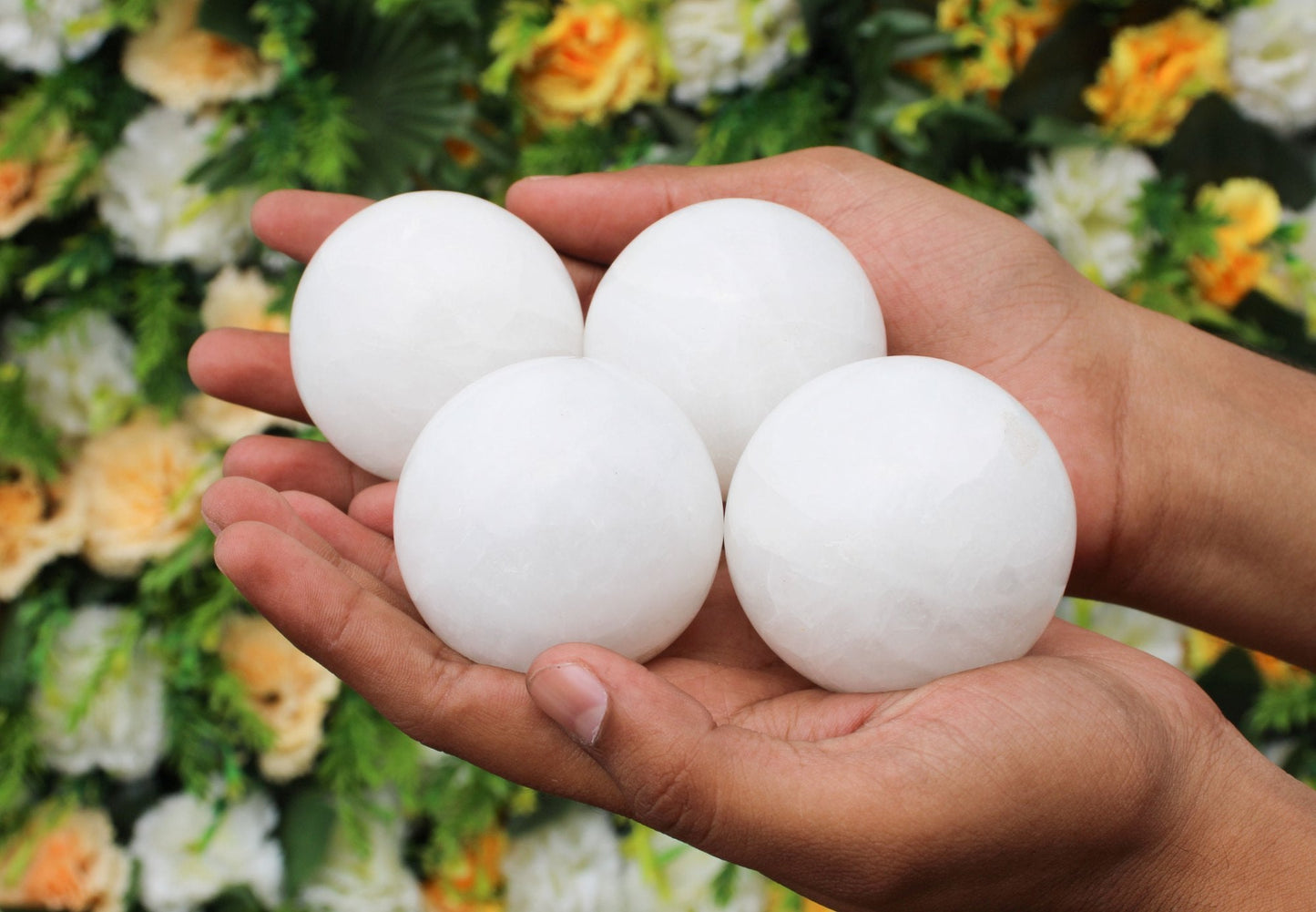 White Aventurine Sphere Ball : 4 to 5 cm with Golden Stand